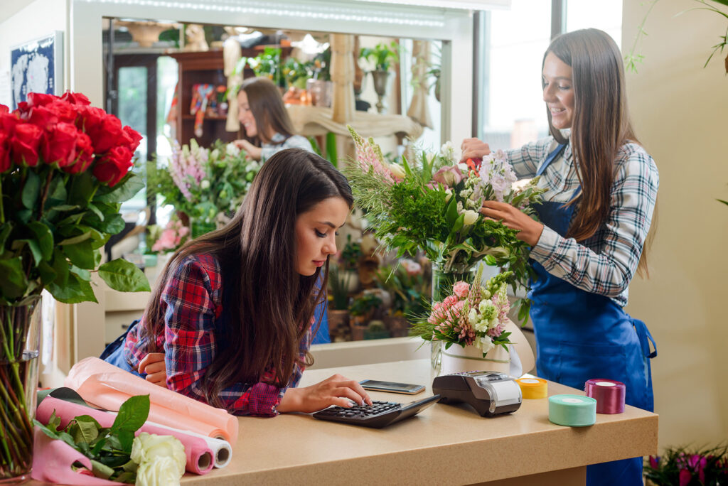 Zwei Frauen bei der Arbeit im Blumenladen