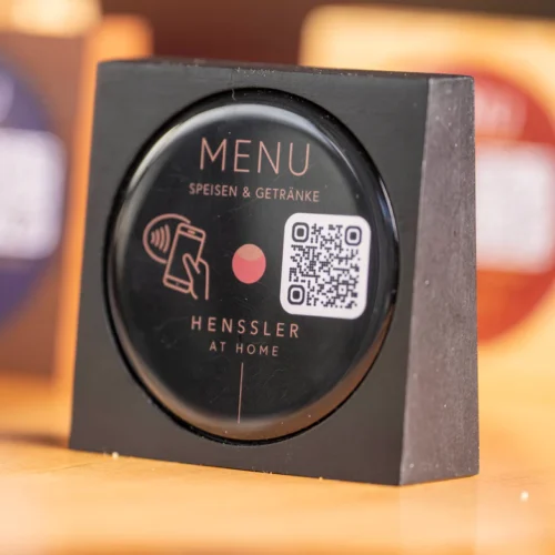 Tischaufsteller mit NFC-QR-Code