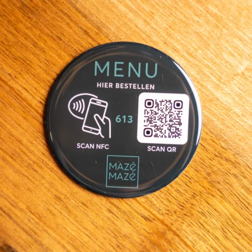 NFC-QR-Code auf Aufkleber mit Tischnummer