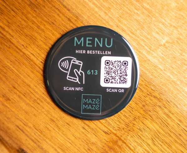 NFC-QR-Code auf Aufkleber mit Tischnummer